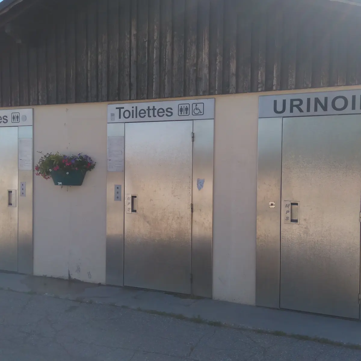 WC publics parking du col