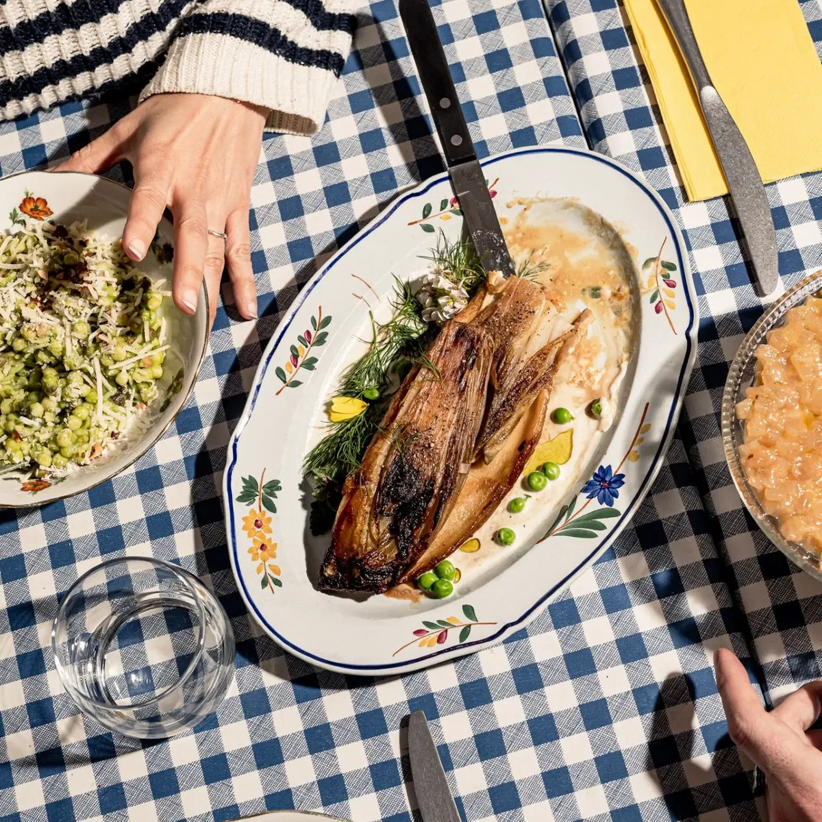 photos d'un plat sur une nappe vichy bleu