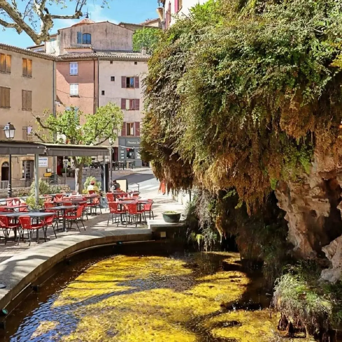 La terrasse près de la cascade