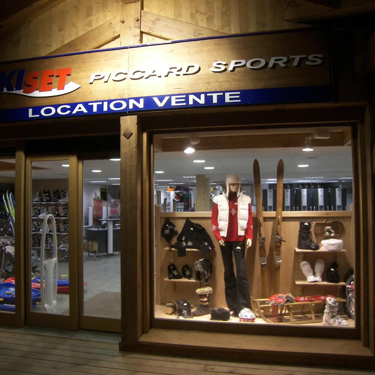 vitrine-piccard-sports-hameau-beaufortain