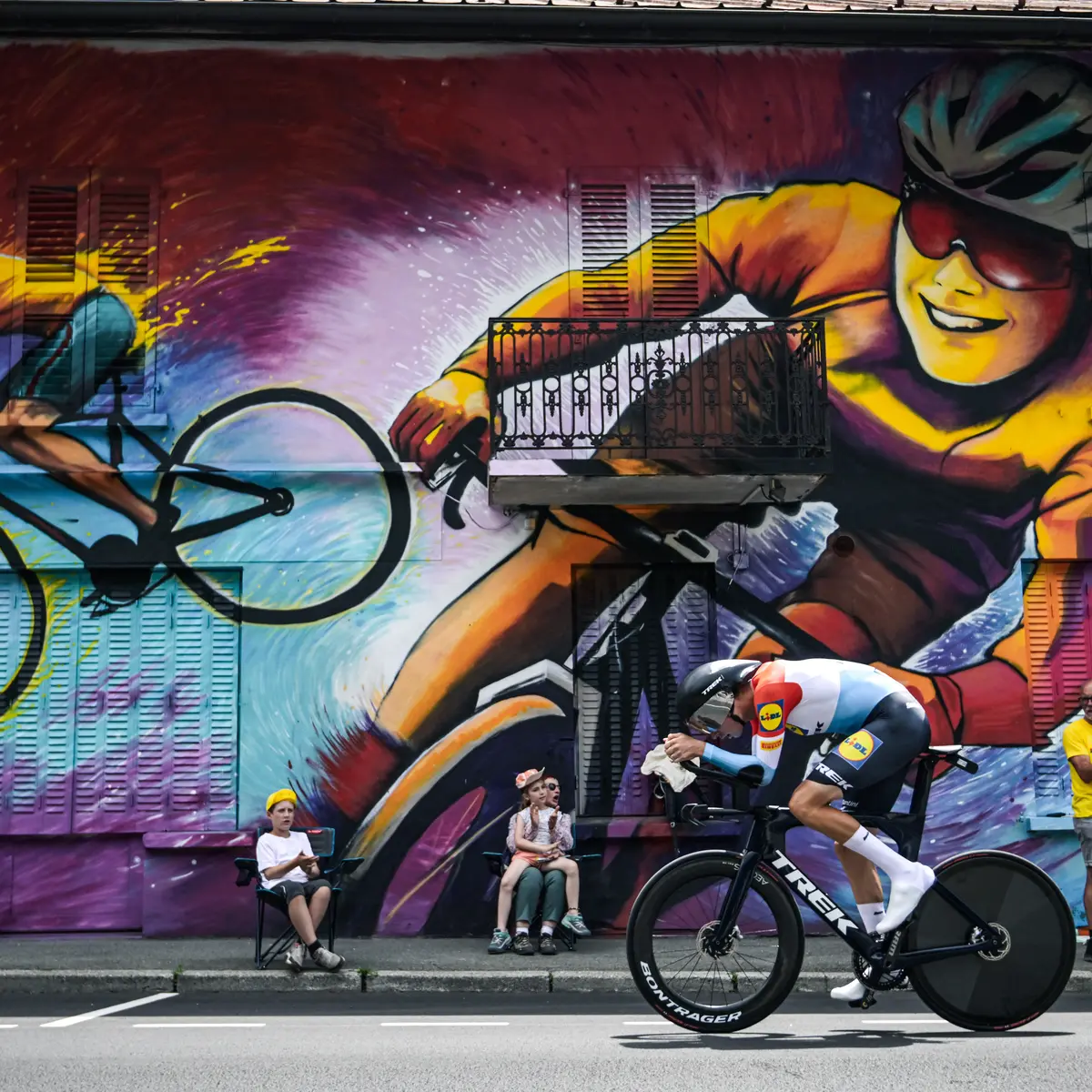 Cycliste devant la fresque