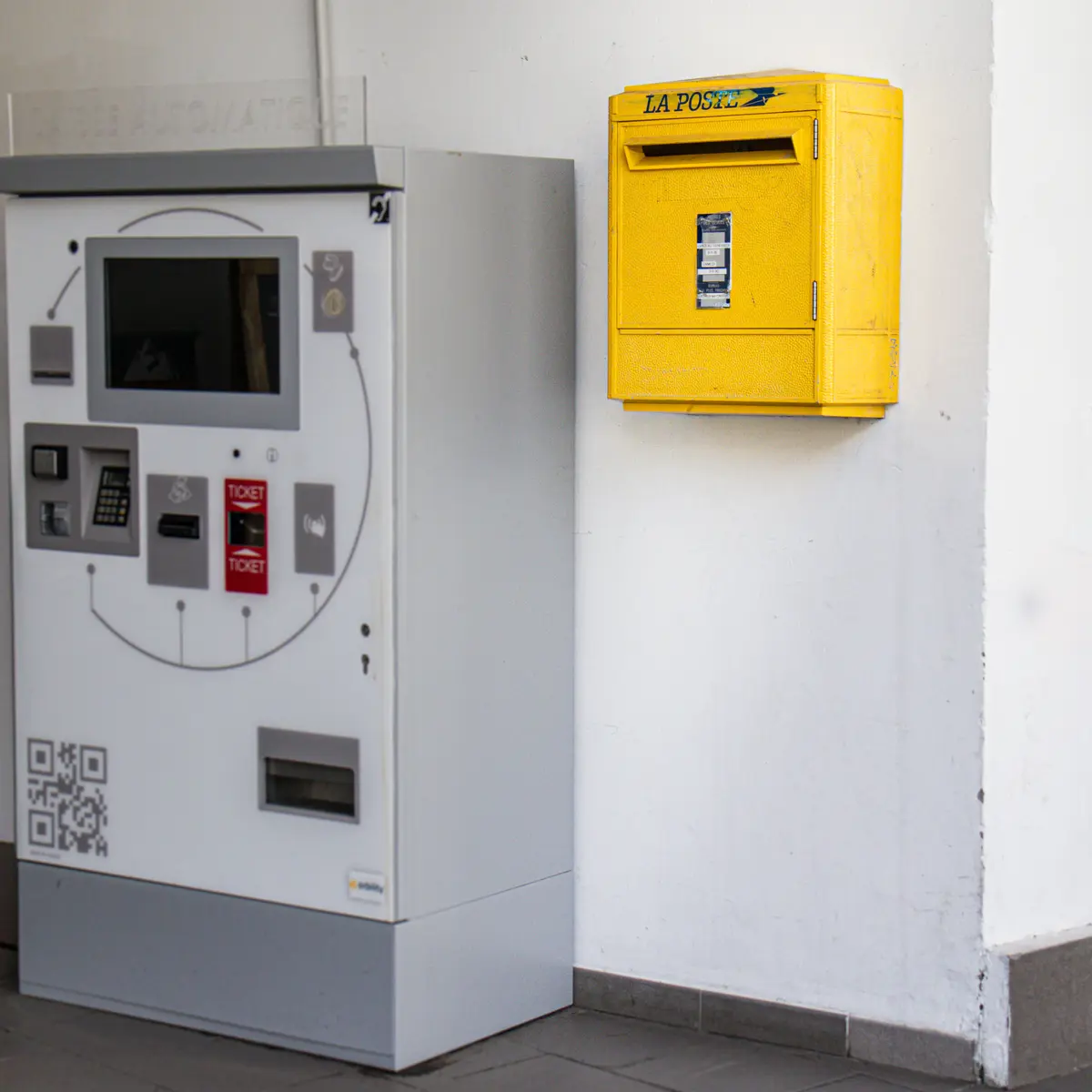 Borne de paiement automatique située à la sortie de la Galerie Marchande de Flaine Forêt