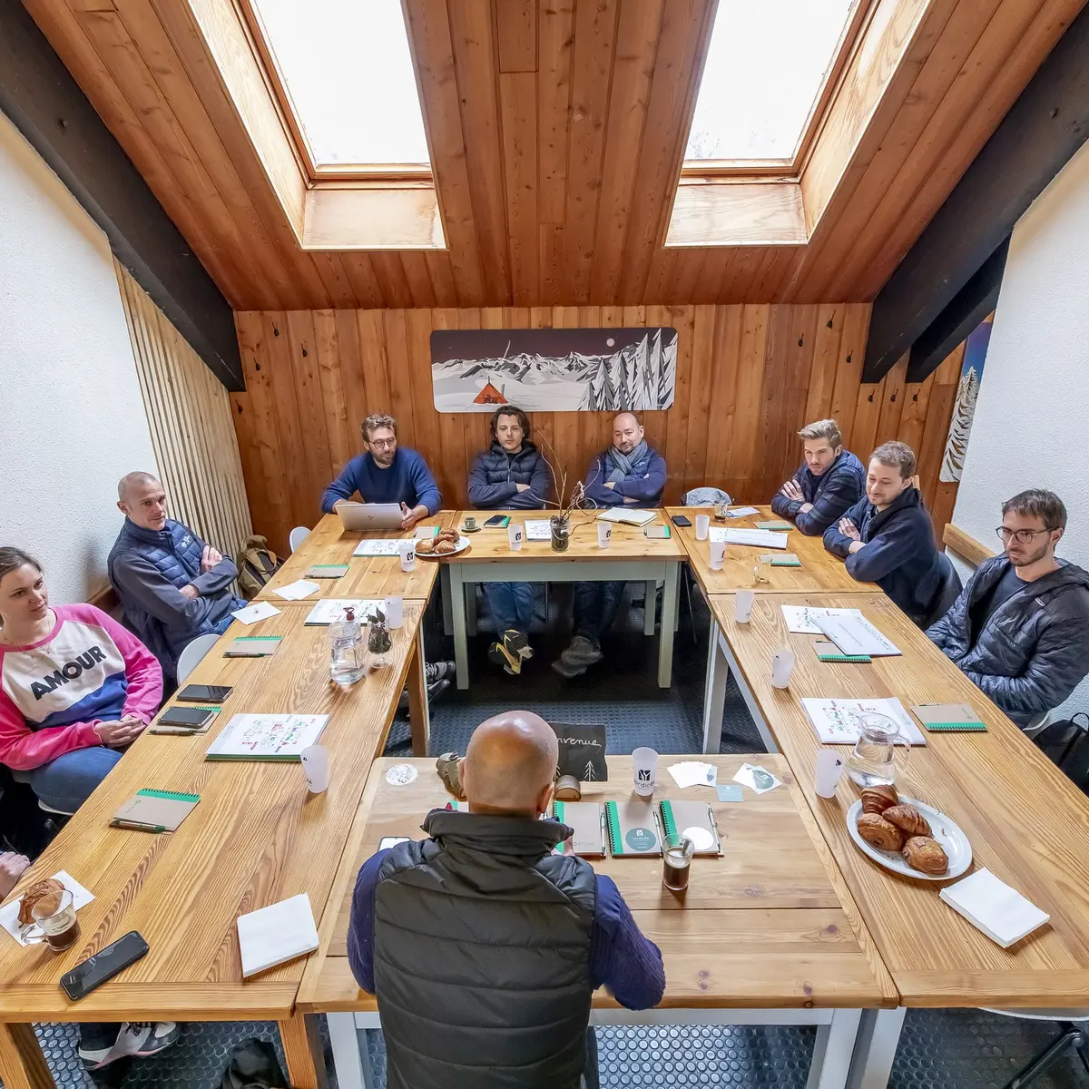 Une salle cloisonnable en espaces chaleureux