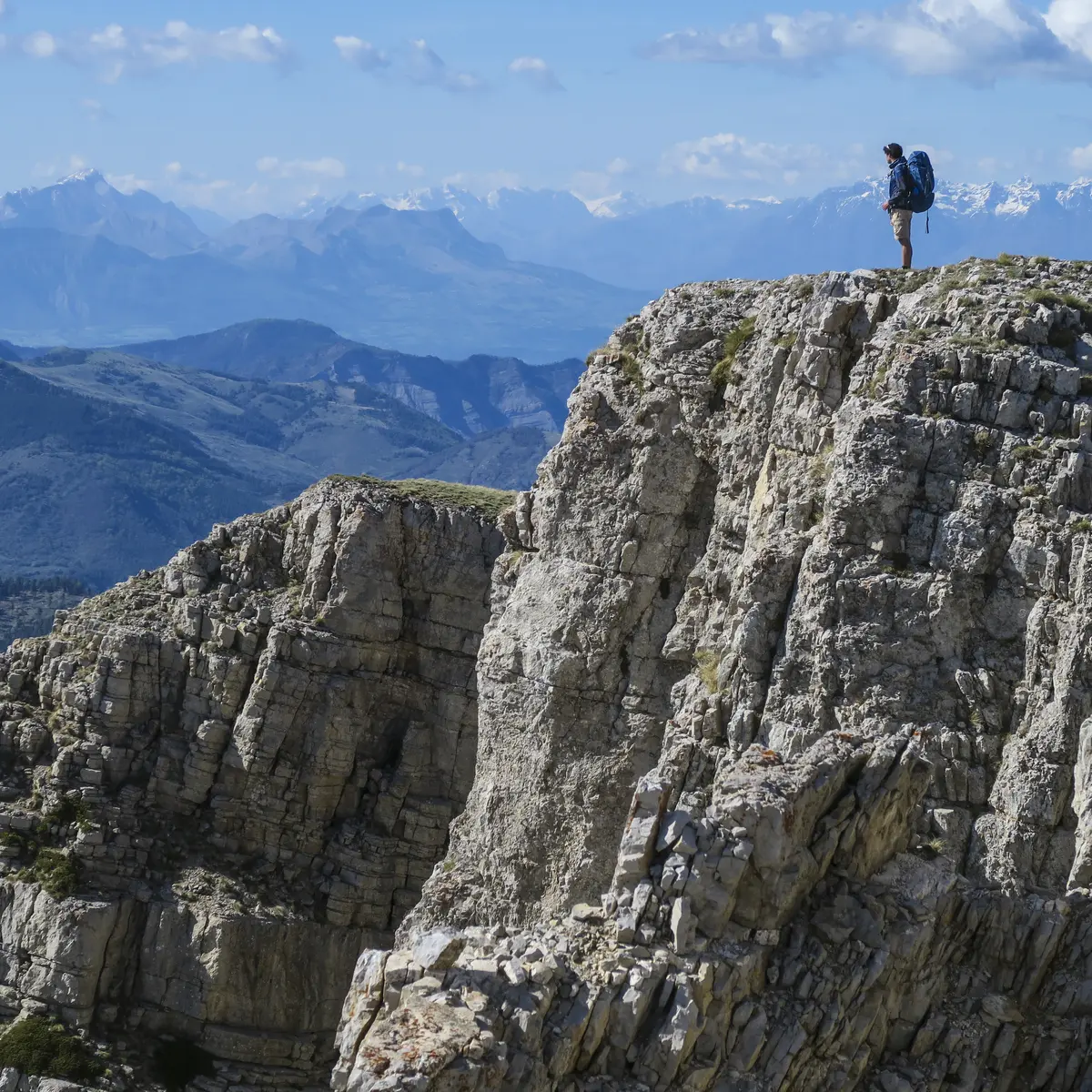 Randonneur sur la crête de Géruen
