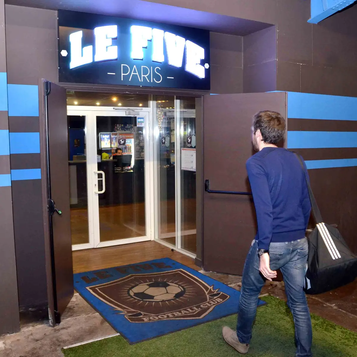 Le Five, terrain de football en gazon synthétique, ouvert à tous, différents lieux en Ile-de-France 2016.