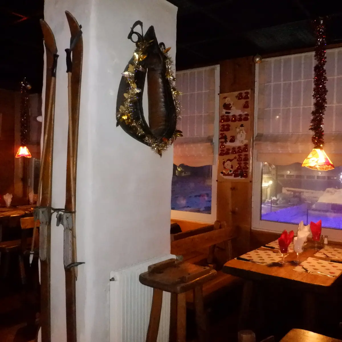 Intérieur du restaurant avec la vue sur l'extérieur