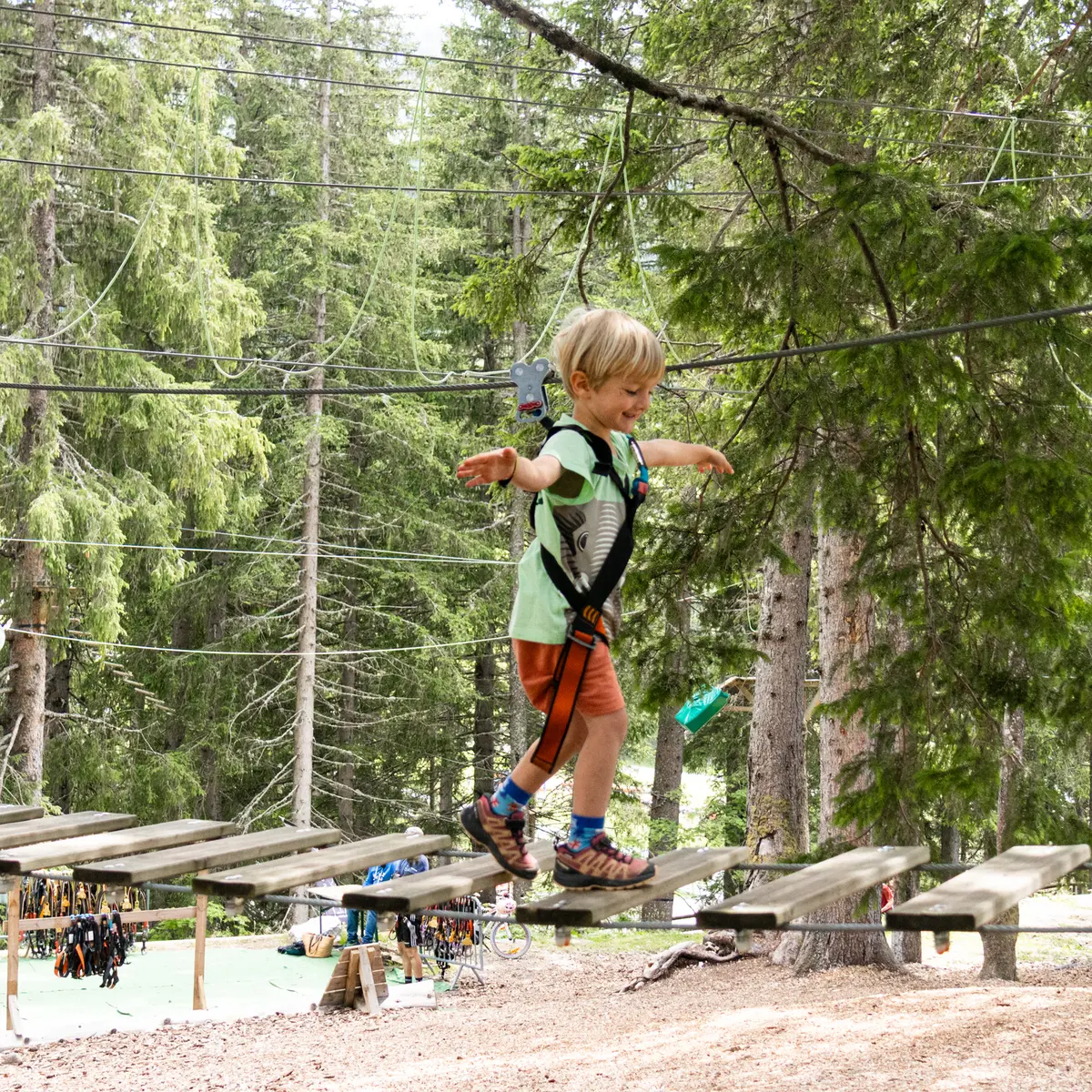 Garçon sur la partie échelle de l'accro kids