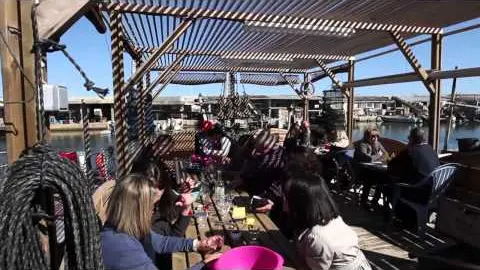 découverte du métier du pêcheur dans le parc marin avec l'ostréiculteur