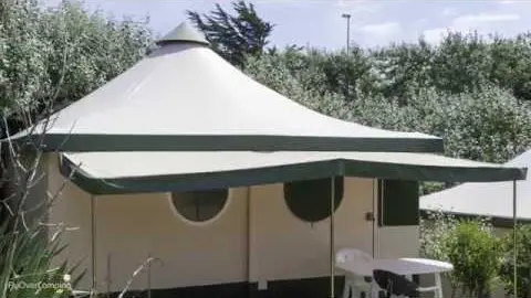 tente pagan 4/5 personnes