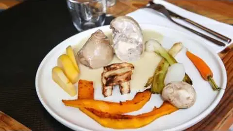 Un chef en cuisine : Poule au pot revisitée par Jean-Christophe Alépée
