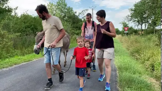 la randonnée avec un âne au camping l'heureux hasard