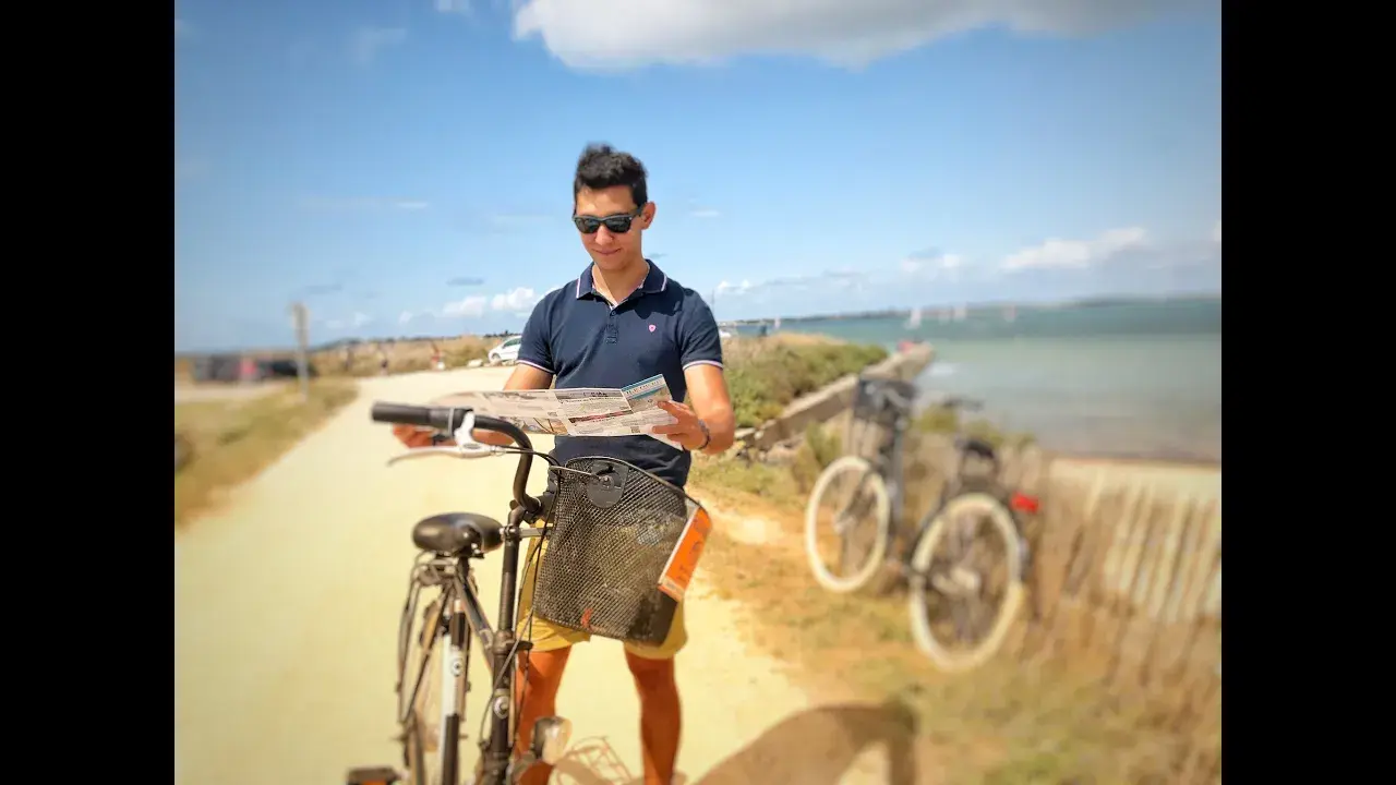 venez louer un vélo dans notre boutique holland bikes sur l'île de ré et partez à la découverte de cette magnifique île. nous louons des vélos de ville, vélos électriques, vélos cargos, vélos enfants et tandems.