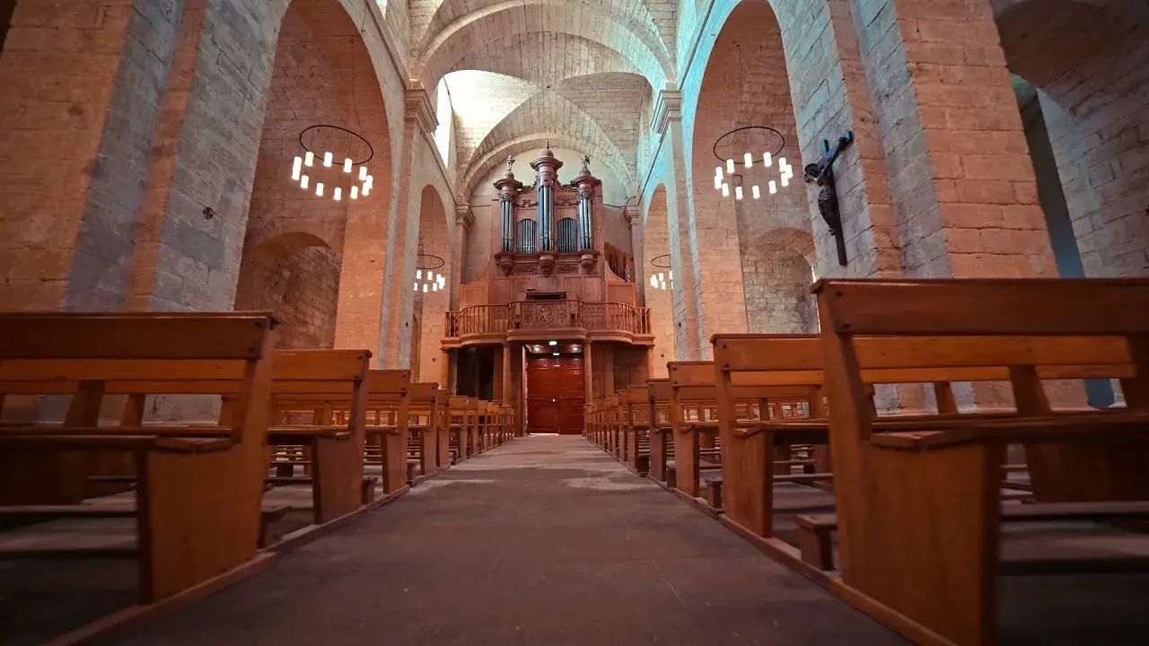 l'église notre dame de beauvoi et du mont golgotha en images