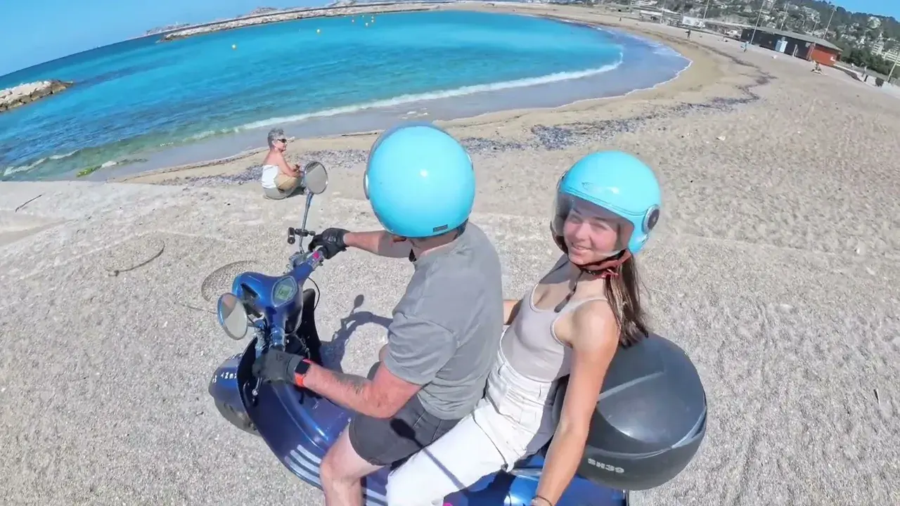 découvrir les calanques en scooter électrique avec gps!