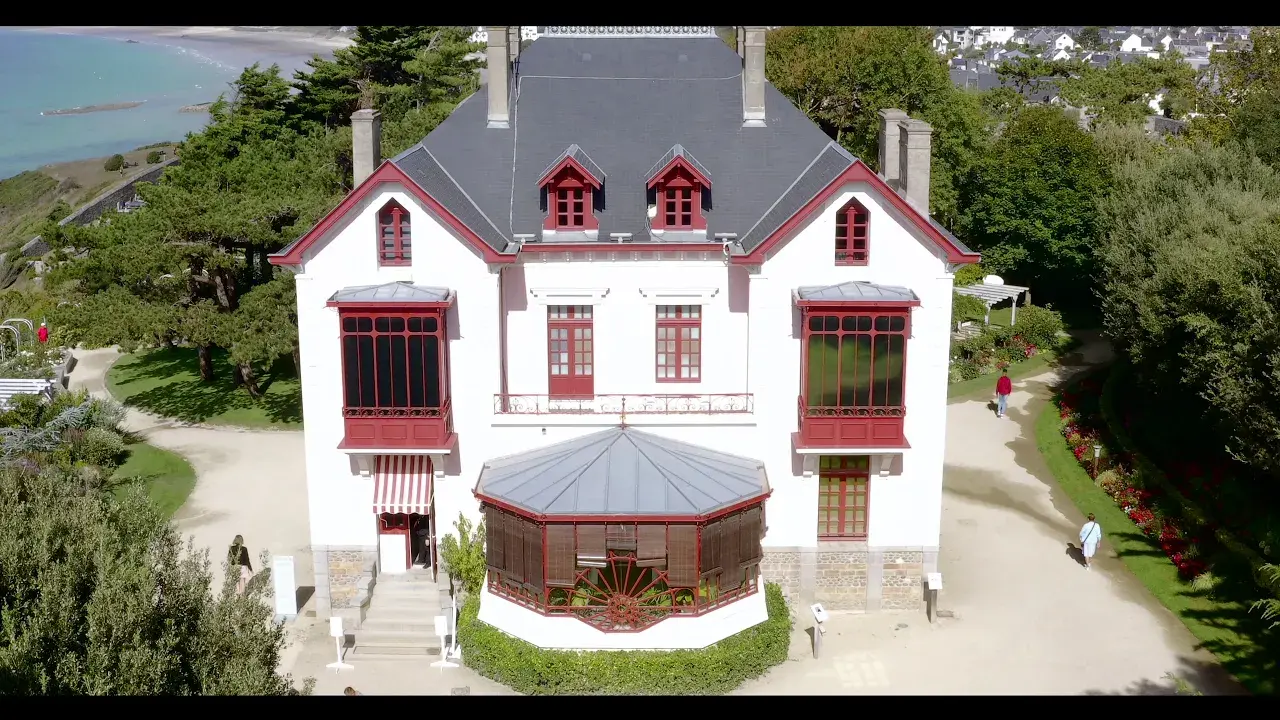 Le musée Christian Dior et son jardin à flanc de falaise