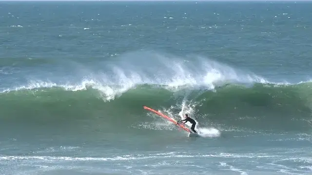tom de la cabane verte en windsurf au bout de l'île