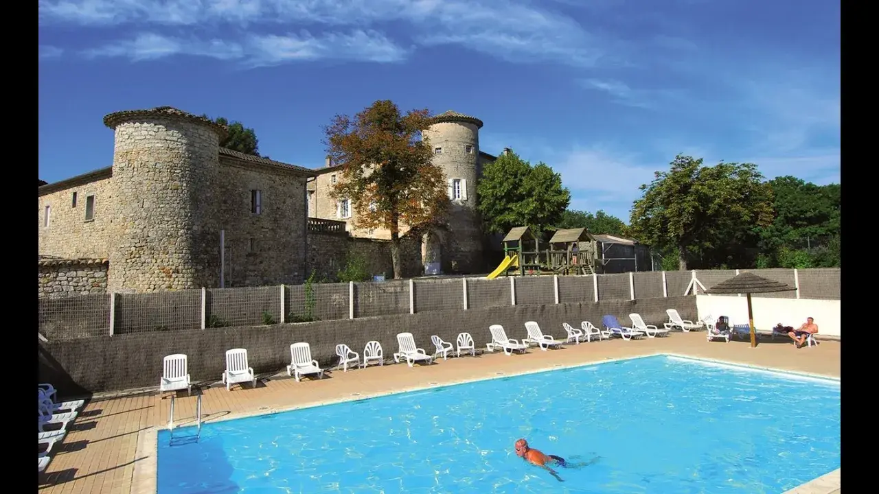 village de gîtes château de chaussy à ruoms en ardèche