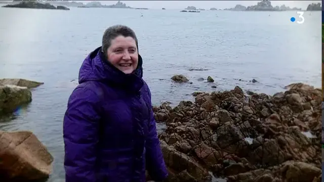 Audrey et Delphine préparent les coquilles d'ormeaux, les polissent et en extraient la nacre