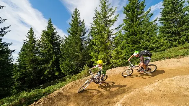 Descente familiale en VTT sur le Bike Park des Saisies