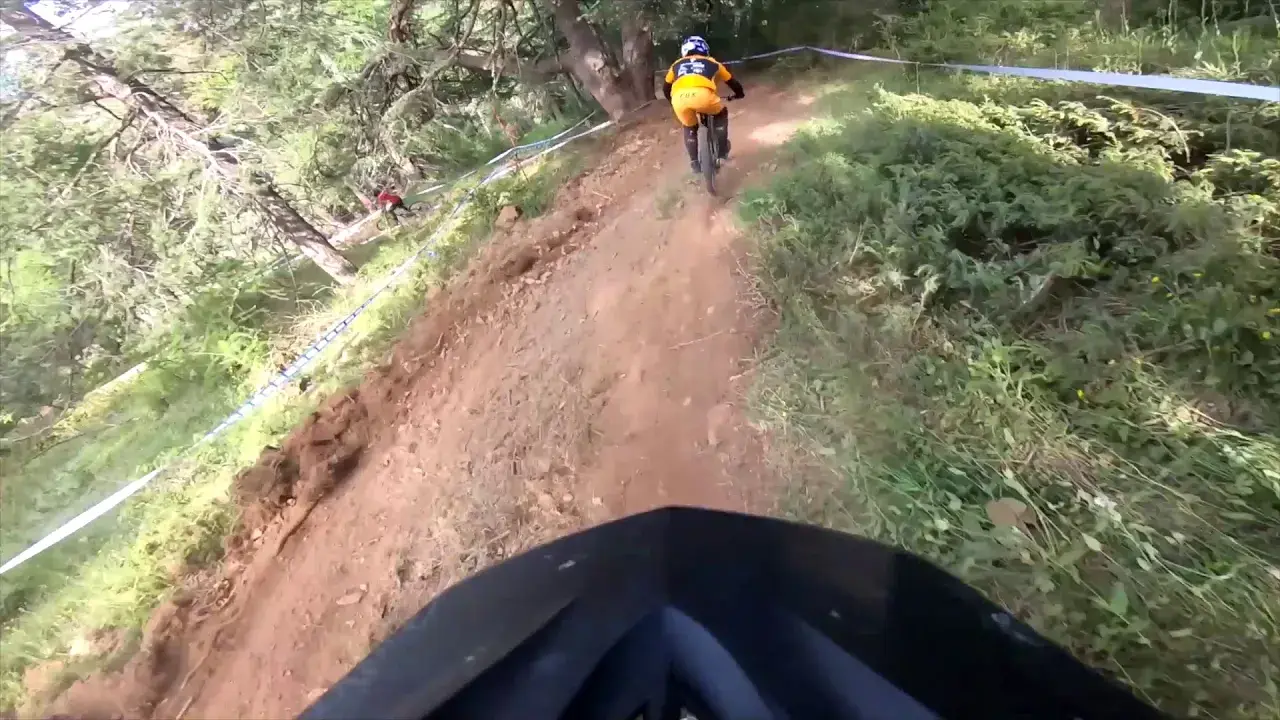 Vivez une descente en VTT dans la roue de Loïc Bruni à Valberg