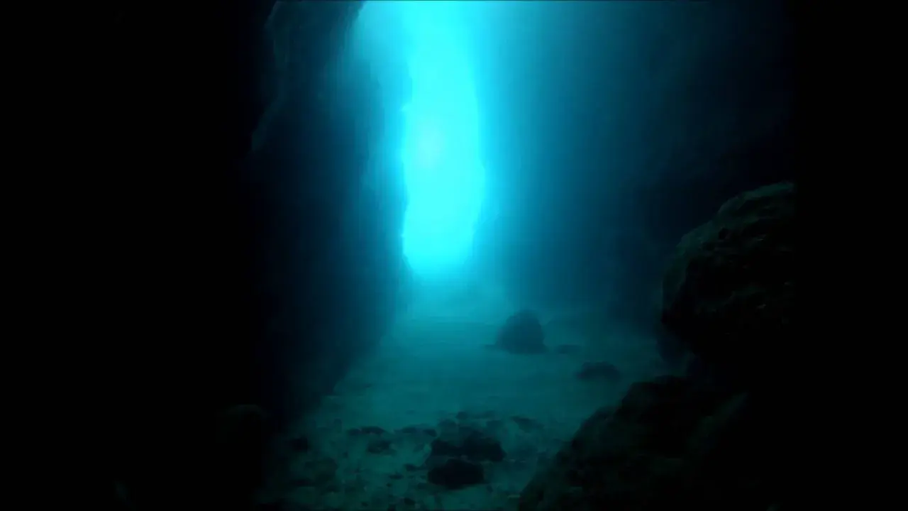 une plongée dans les grottes de giens