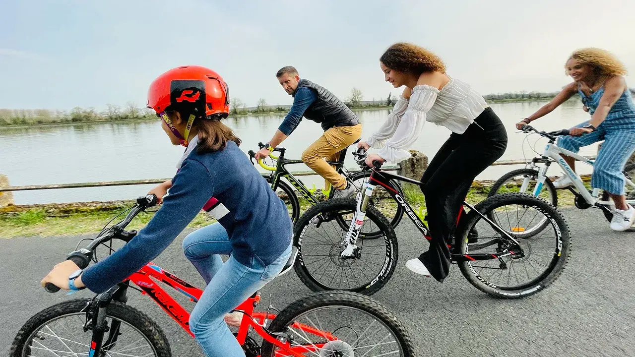 Une famille à vélo en bord de Seine