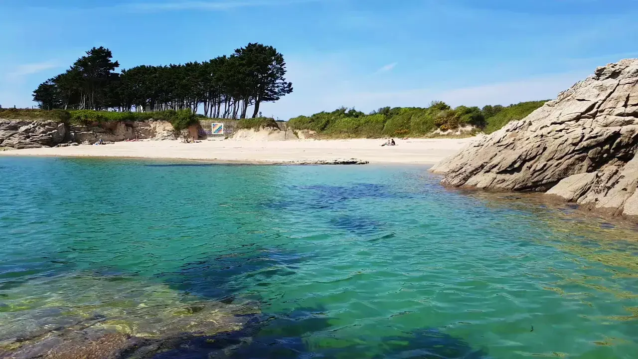Les eaux turquoise de la plage du Petit Pérello à Ploemeur (Morbihan)