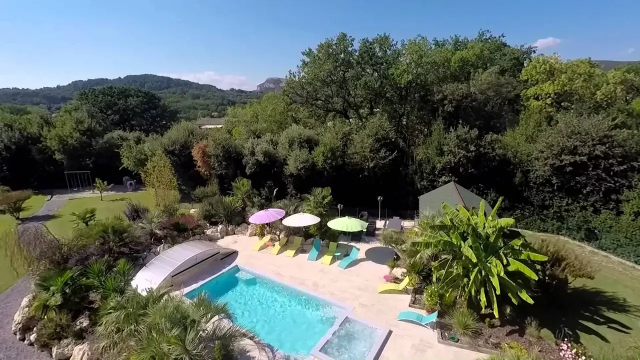 la villa de l'oasis de boisset- vue du ciel