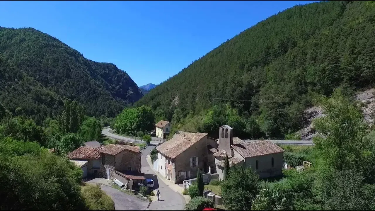 beaujeu en vidéo par l'unesco géoparc de haute provence