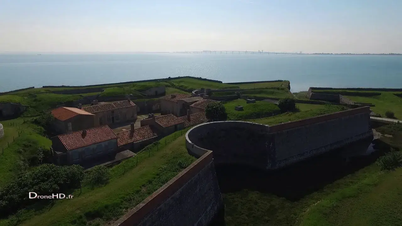 vue aérienne en drone du fort la prée