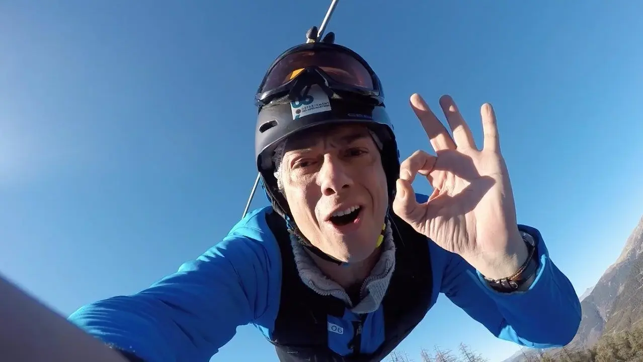 Taïg Khris teste la plus grande tyrolienne de France à La Colmiane