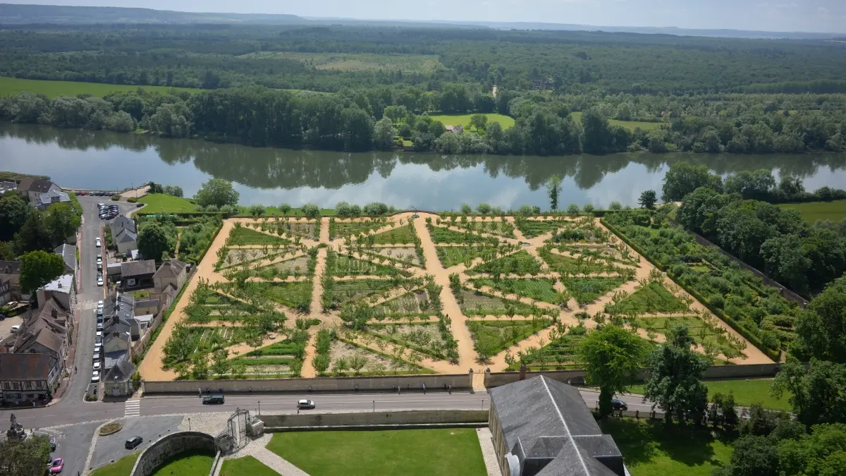 Château de La Roche-Guyon_Vue sur le Potager-fruitier du château de La Roche-Guyon depuis le donjon