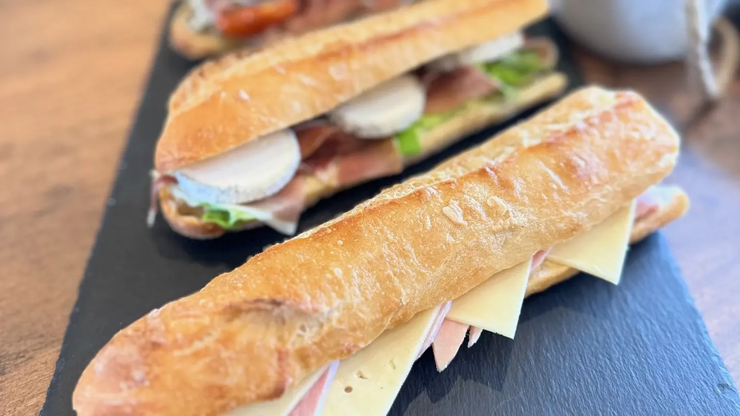 Nos sandwichs extra frais À EMPORTER, faits minutes sur place. Également sur COMMANDE au 0988031857 🥖✨ - Papas Gourmands 138 Rte Nationale St Gervais la Forêt 41350.