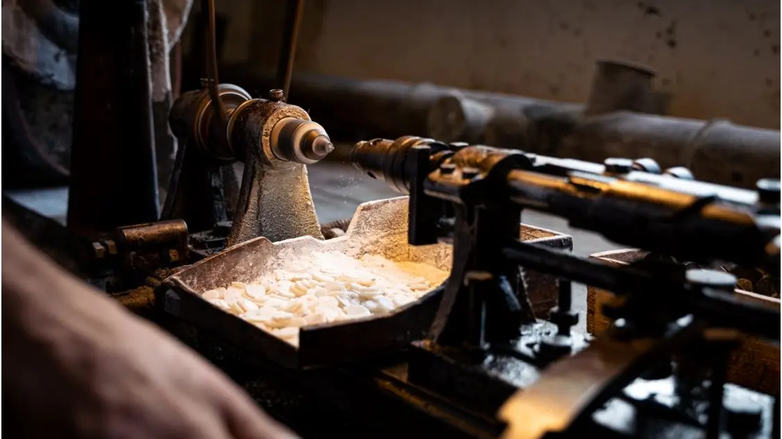 Perçage – Atelier du boutonnier - 2 - Musée de la Nacre et de la Tabletterie