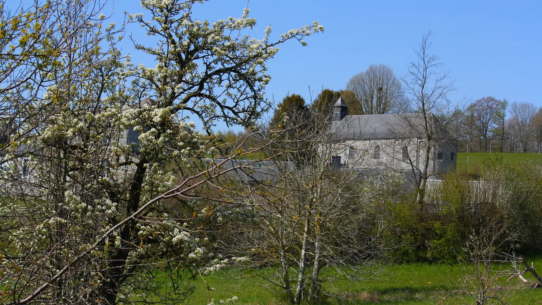 Vue sur la chapelle de Limet