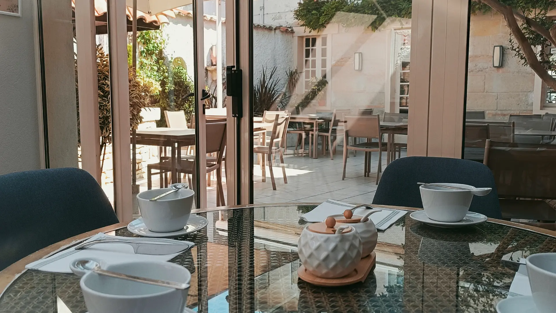 PHOTO TASSE ET PATIO