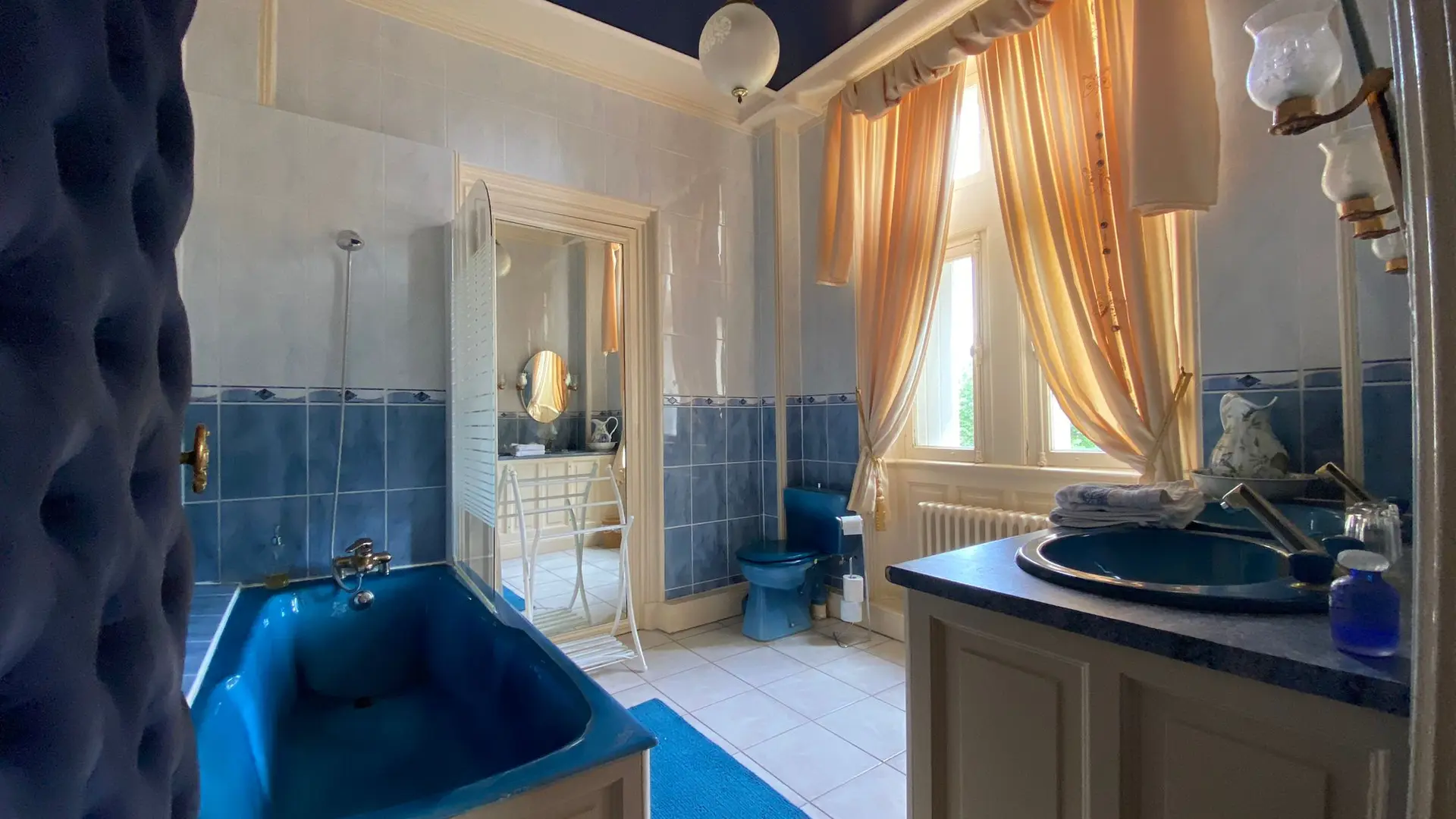 Salle de bains de la chambre Myosotis du château Sainte Marie