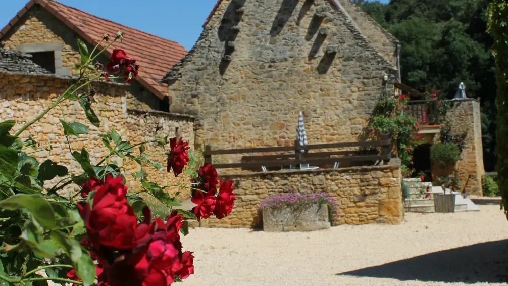 MENSAC2 - Piscine à partager - bain à remous - proche sarlat
