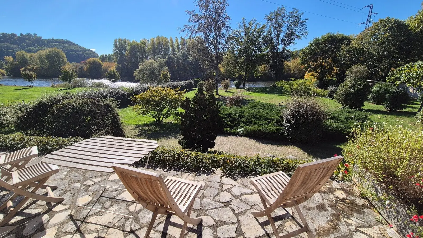 Maison Verte Rive en bord de rivière (49)