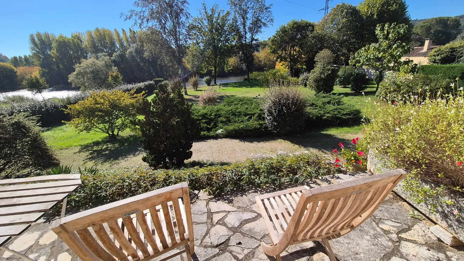 Maison Verte Rive en bord de rivière (7)