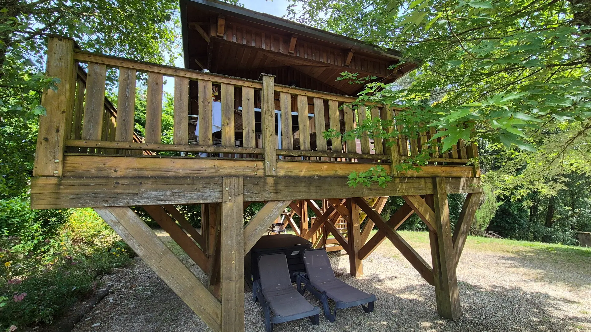 Cabane Ouetou sur pilotis avec spa et piscine proche de Sarlat (23)
