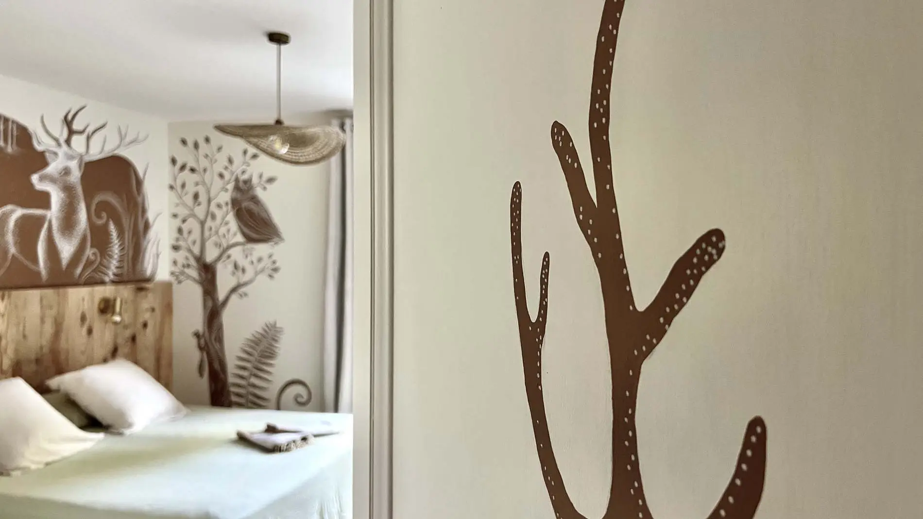 Cerf-peinture-Perigord-foret-dordogne-chambre-sarlat