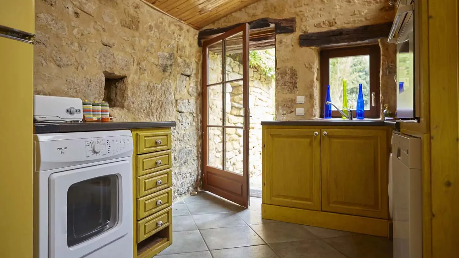 Domaine-de-Cantegrel-vitrac-sarlat-Gite-La-Maison-Bleue-cuisine-4-psg