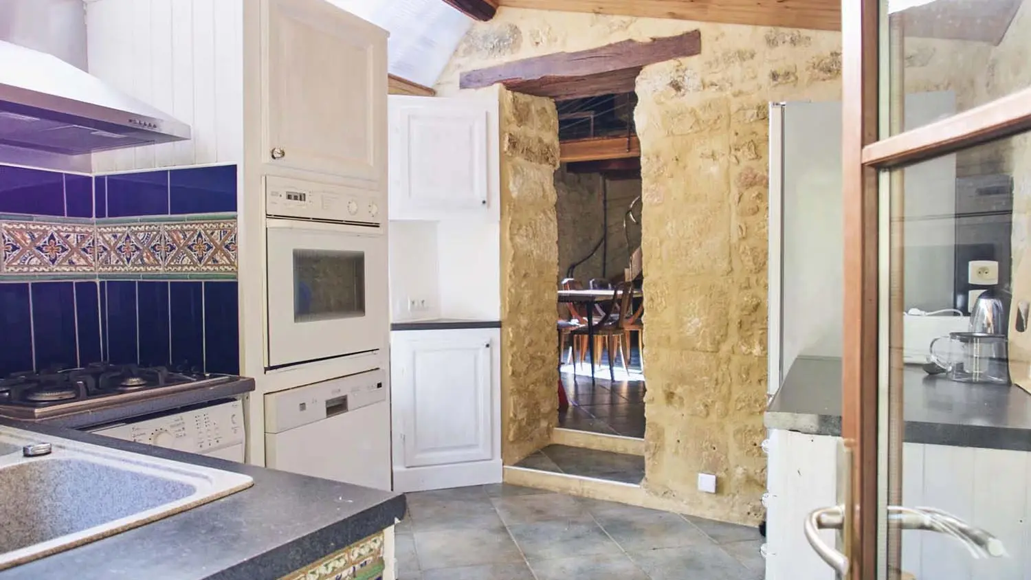 Domaine-de-Cantegrel-vitrac-sarlat-Gite-La-Maison-Bleue-cuisine-1-psg