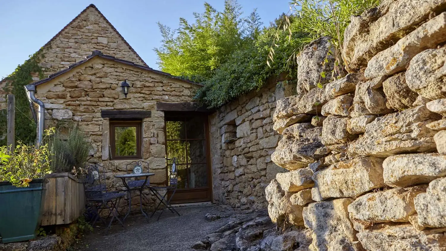 Domaine-de-Cantegrel-vitrac-sarlat-Gite-La-Maison-Bleue-exterieur-1-psg