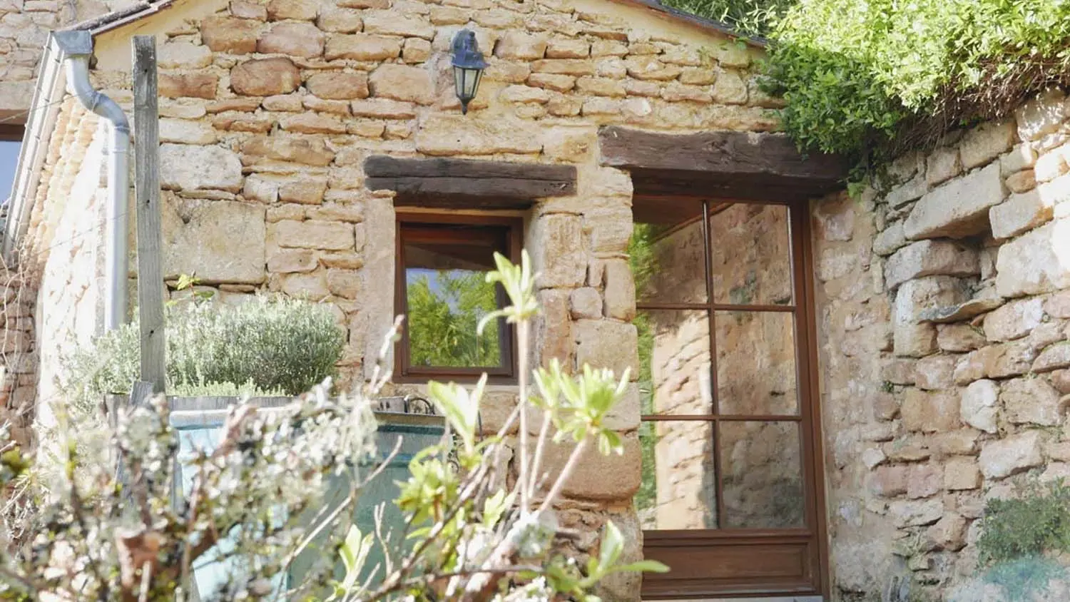 Domaine-de-Cantegrel-vitrac-sarlat-Gite-La-Maison-Bleue-exterieur-2