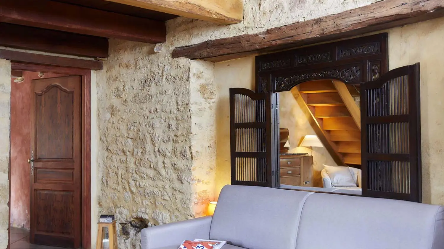 Domaine-de-Cantegrel-vitrac-sarlat-Gite-La-Maison-Bleue-salon-salle-a-manger-3-psg