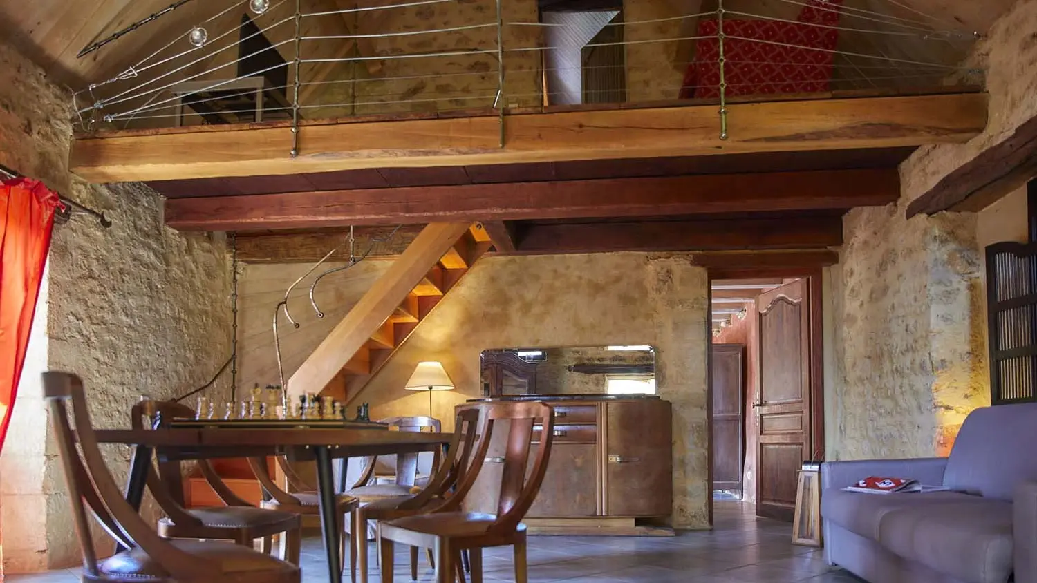Domaine-de-Cantegrel-vitrac-sarlat-Gite-La-Maison-Bleue-salon-salle-a-manger-4-psg