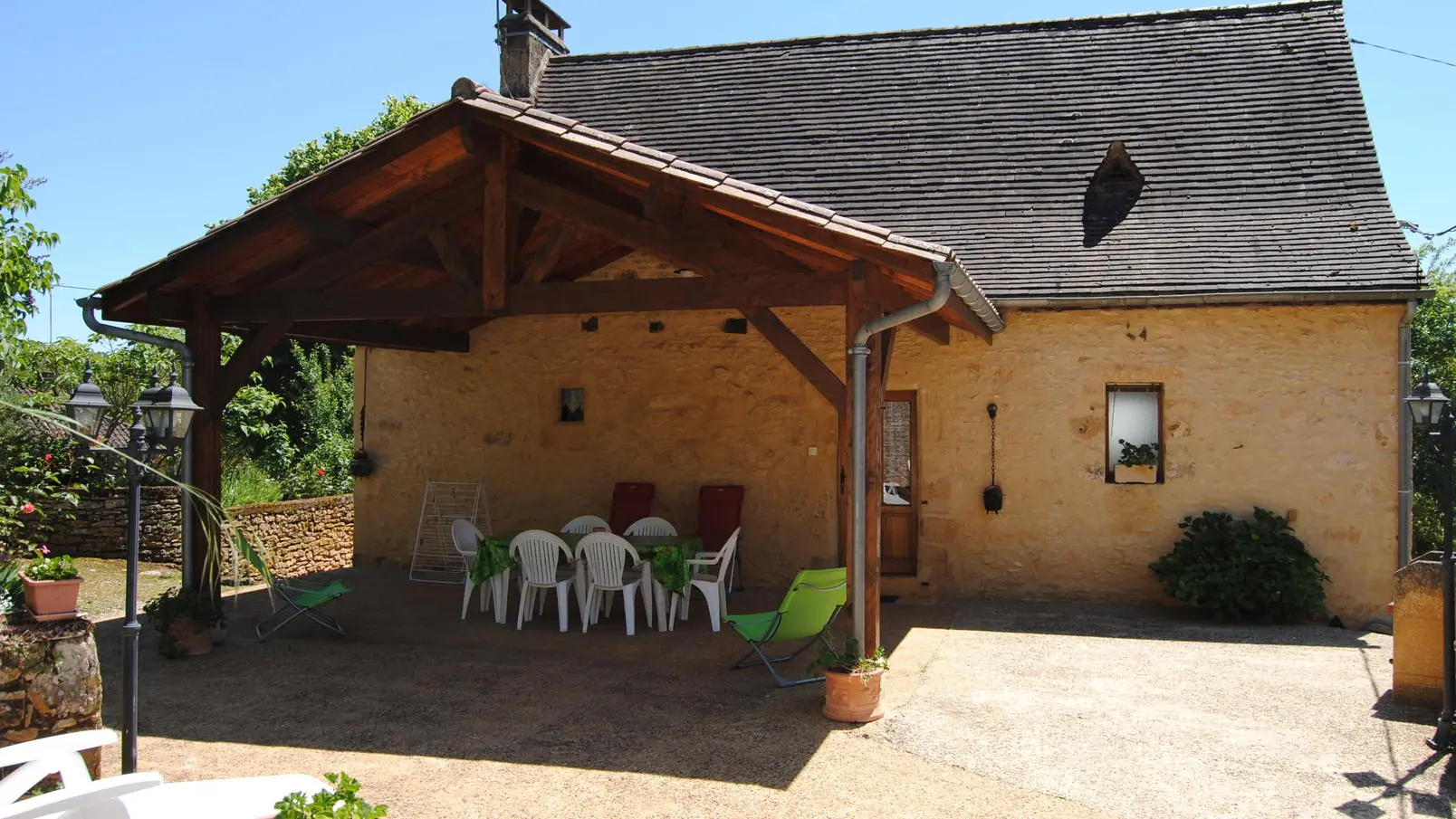 Extérieur côté cour les Pierres Chaudes