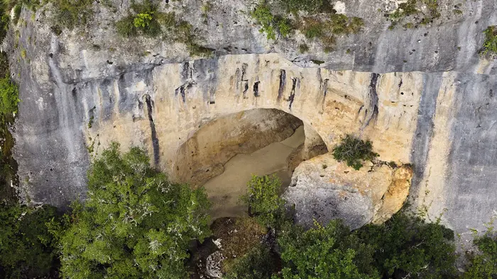 Grotte de Font-de-Gaume, vue aérienne de la Grotte de Font-de-Gaume, Damien Lachas DLW25-0259